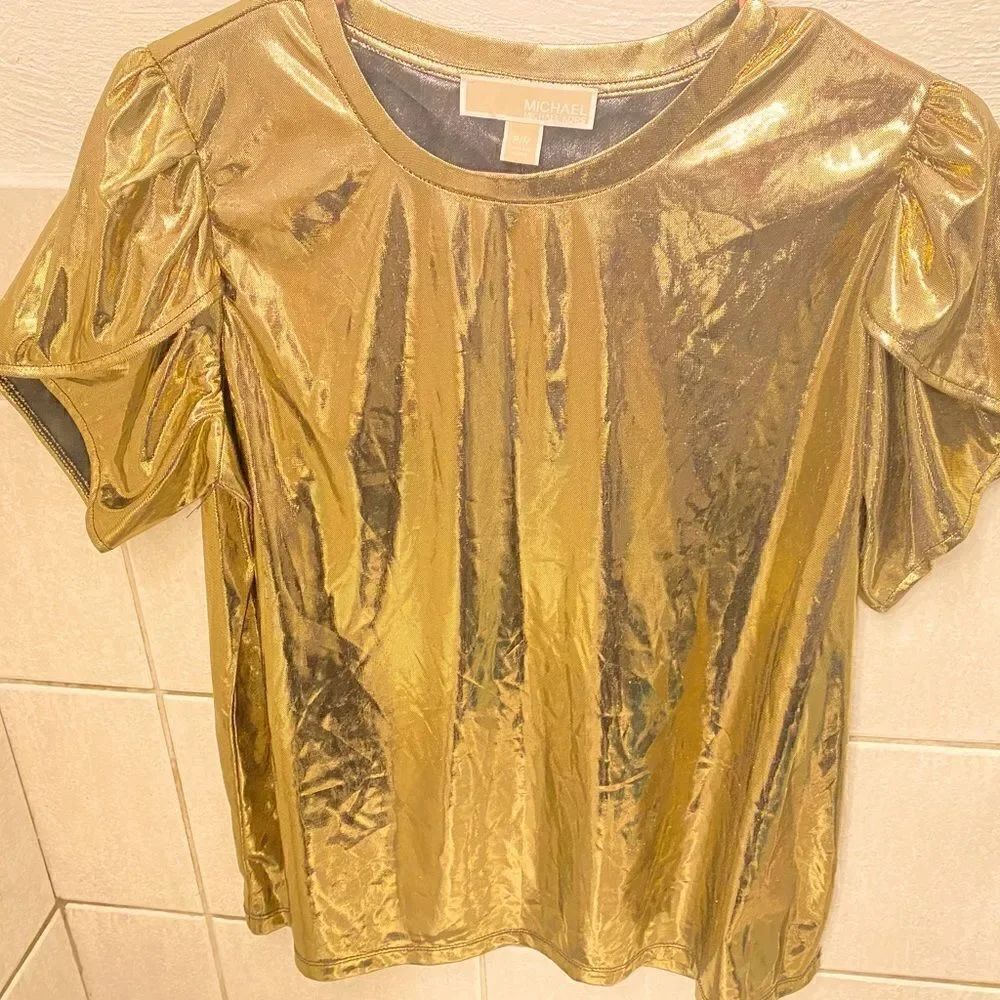 🛍️Mickael Kors petit Metallic Fashion Short Sleeve Gold Size: Medium T-Shift 💥
